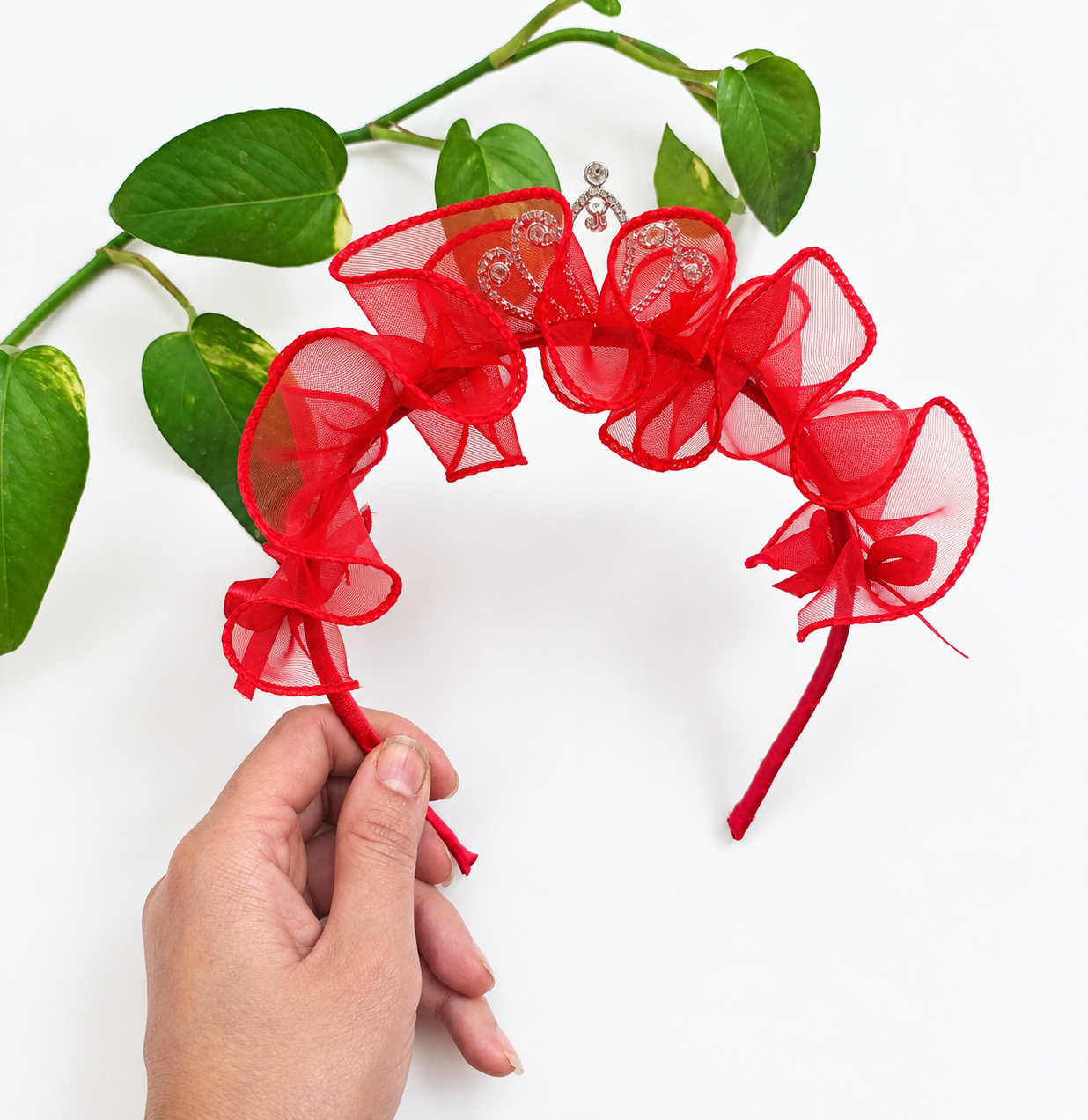 تل دخترانه مجلسی قرمز با تور چین‌دار و تاج نگین‌دار نقره‌ای، مناسب جشن تولد و مهمانی کودک