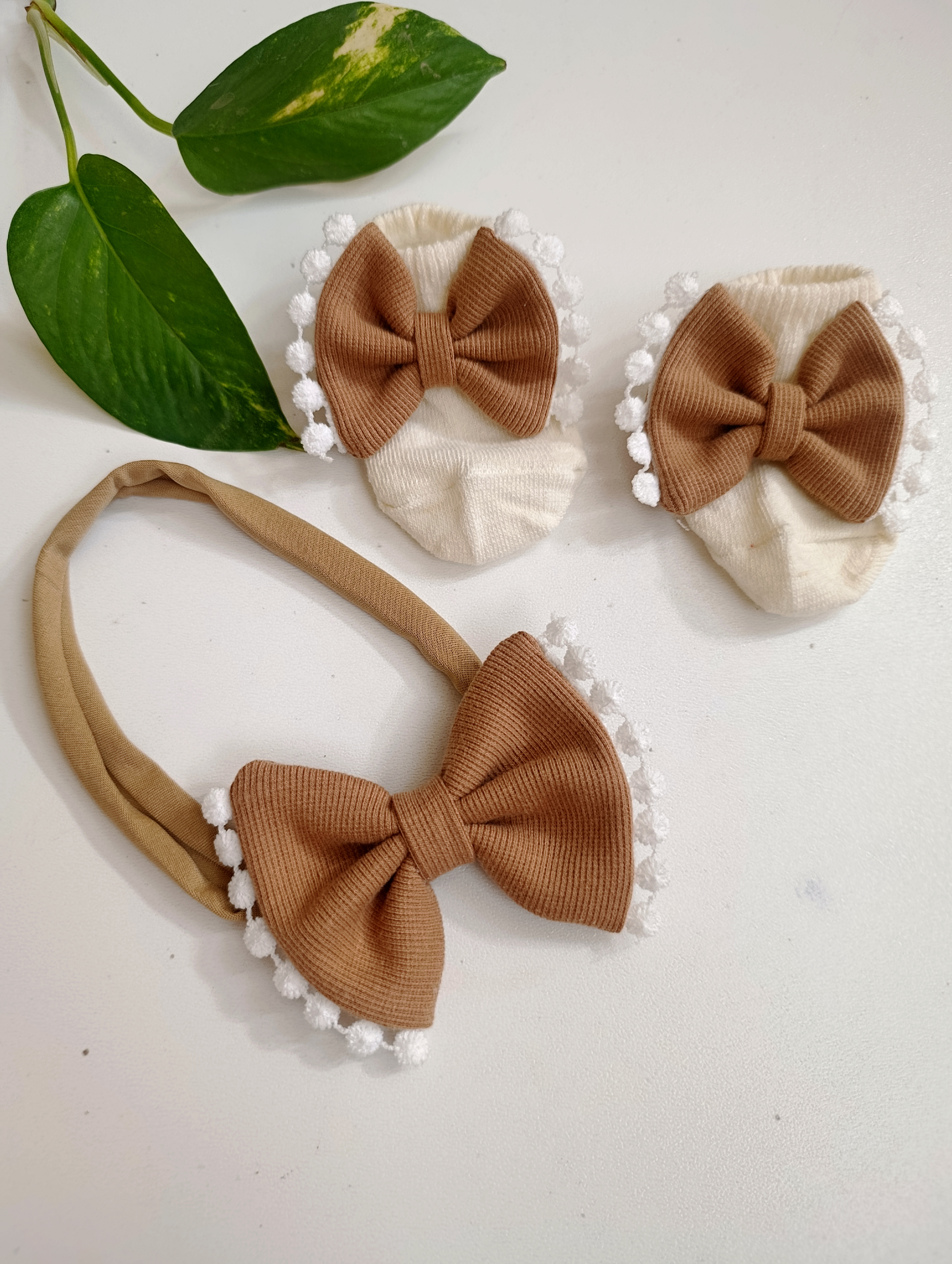 «ست جوراب نباتی و هدبند نوزادی پاپیونی قهوه‌ای